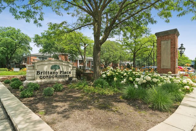 706 E Algonquin Road K204, Arlington Heights, IL 60005