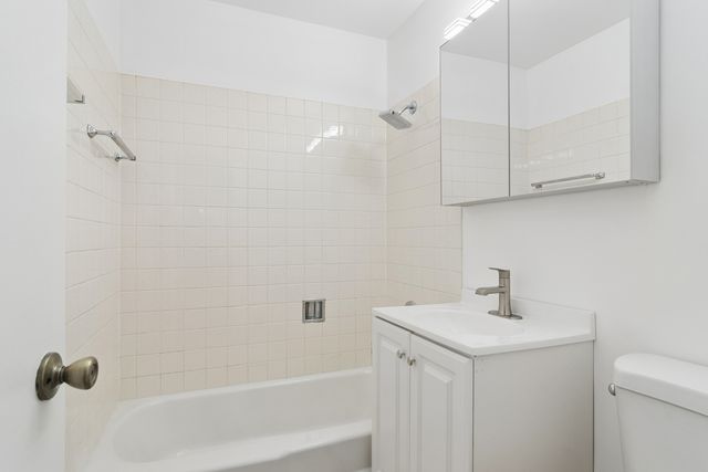 706 E Algonquin Road K204, Arlington Heights, IL 60005