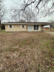 1006 E Almar St, Malden, MO 63860