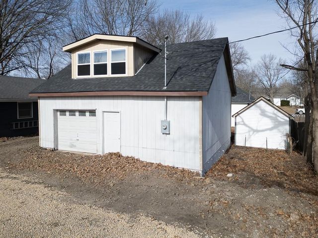 308 E 2nd Street, Tonganoxie, KS 66086