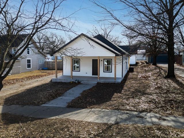 308 E 2nd Street, Tonganoxie, KS 66086
