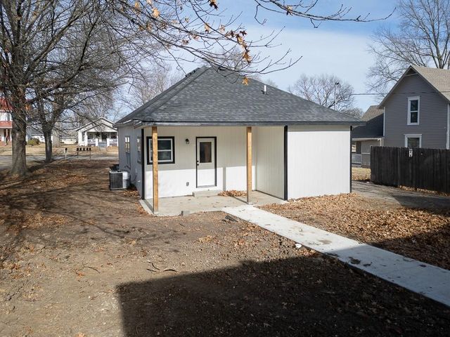308 E 2nd Street, Tonganoxie, KS 66086