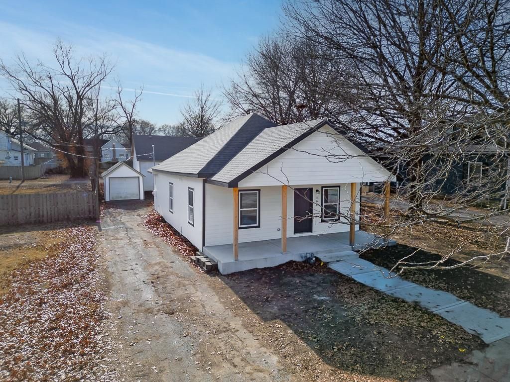 308 E 2nd Street, Tonganoxie, KS 66086