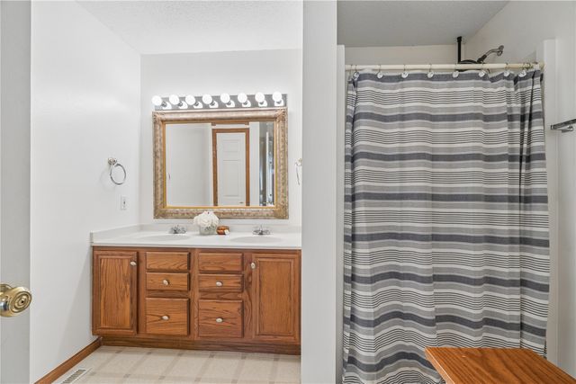 7306 Walden Rd NE, Cedar Rapids, IA 52402