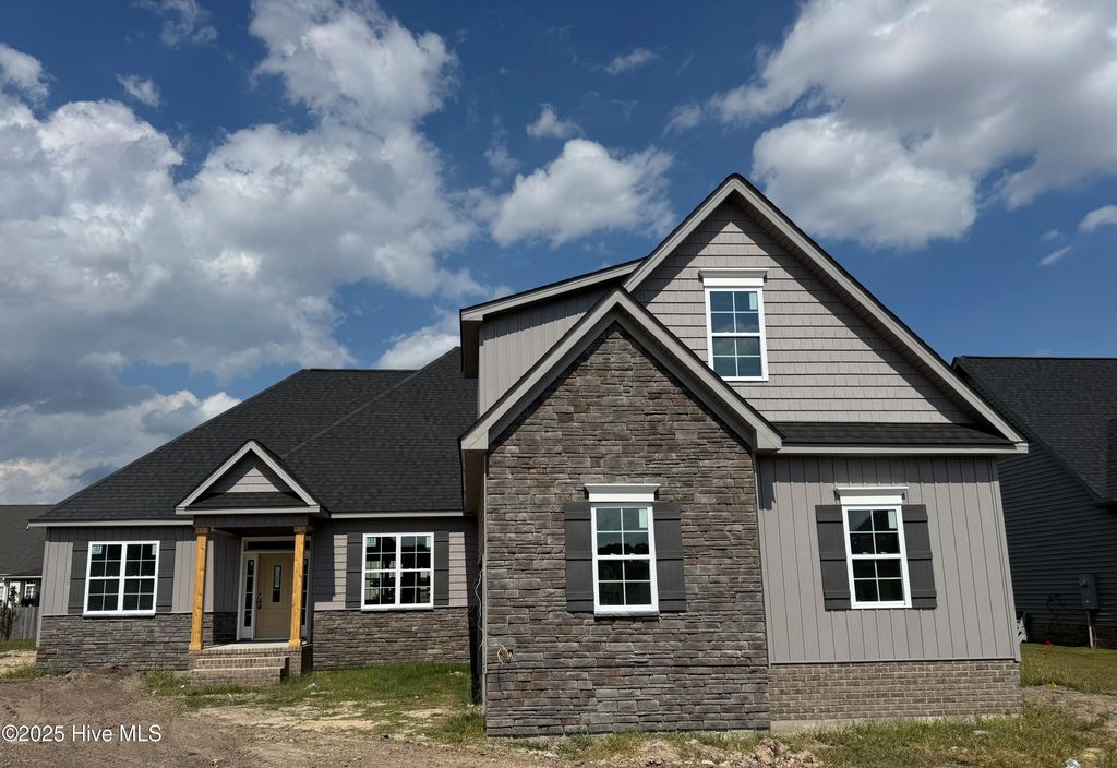 424 Southbridge Court, Winterville, NC 28590