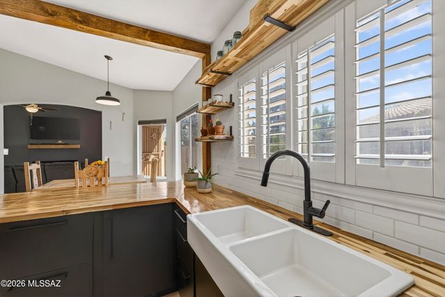 7449 W Mission View Place, Tucson, AZ 85743