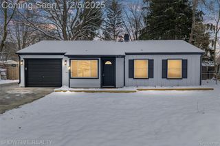 3909 Queensbury Road, Lake Orion Village, MI 48359