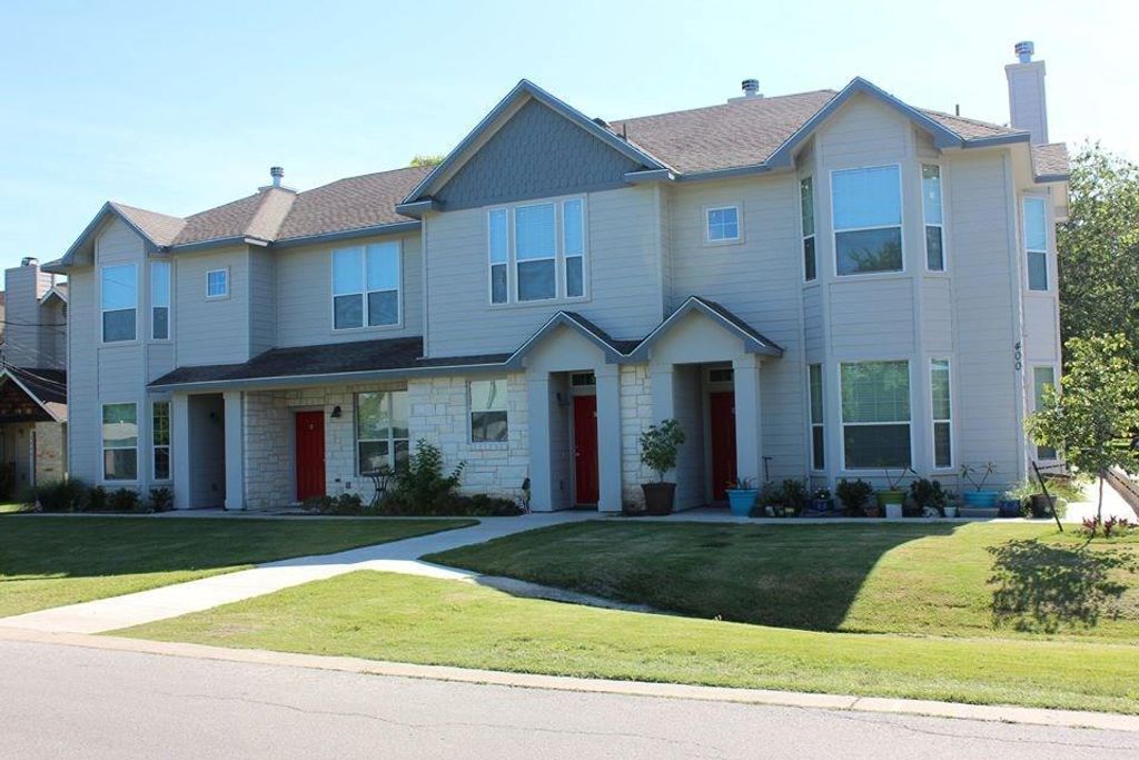 400 West ST B, Hutto, TX 78634