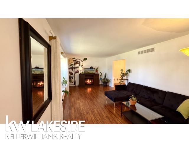 8698 Hedgeway Drive, Shelby Twp, MI 48317