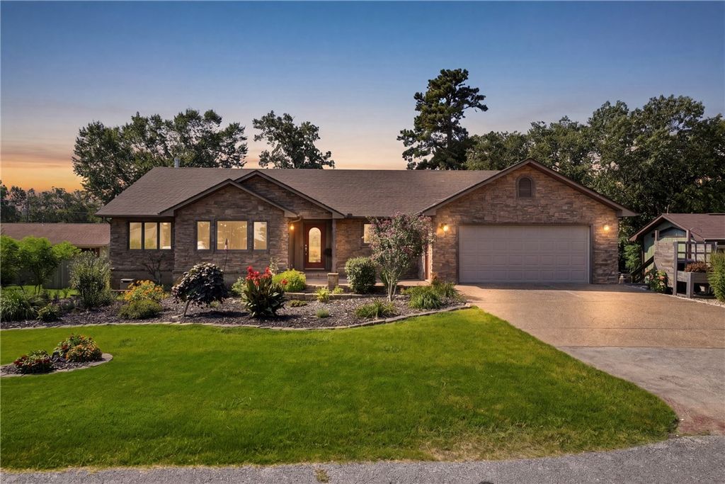 24 Indian Wells, Holiday Island, AR 72631