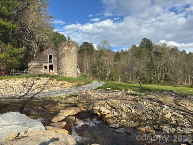 1422 Middle Fork Road, Hendersonville, NC 28792