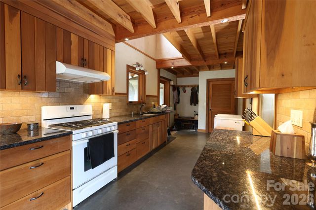 1422 Middle Fork Road, Hendersonville, NC 28792