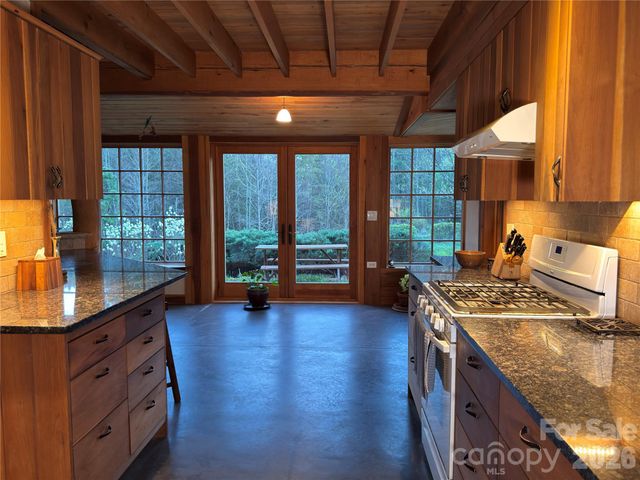 1422 Middle Fork Road, Hendersonville, NC 28792