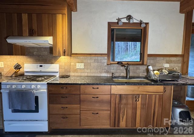 1422 Middle Fork Road, Hendersonville, NC 28792