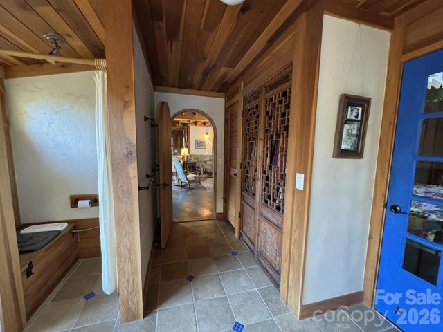 1422 Middle Fork Road, Hendersonville, NC 28792