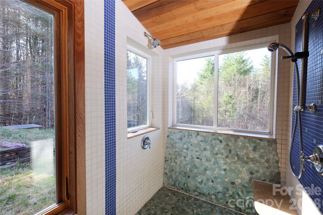 1422 Middle Fork Road, Hendersonville, NC 28792
