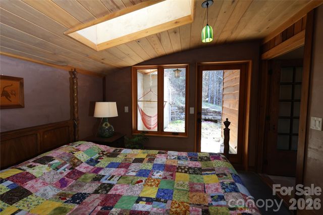 1422 Middle Fork Road, Hendersonville, NC 28792