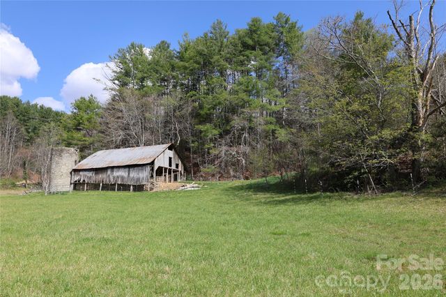 1422 Middle Fork Road, Hendersonville, NC 28792