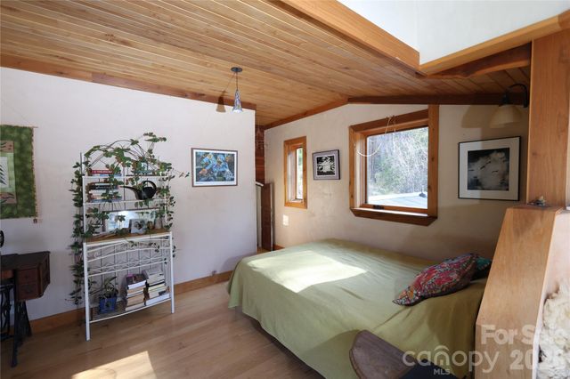 1422 Middle Fork Road, Hendersonville, NC 28792