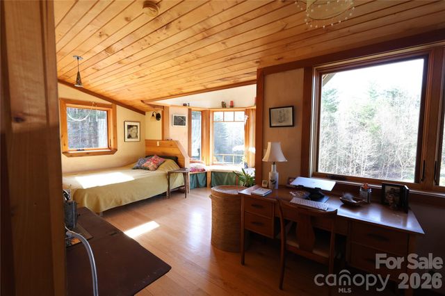1422 Middle Fork Road, Hendersonville, NC 28792