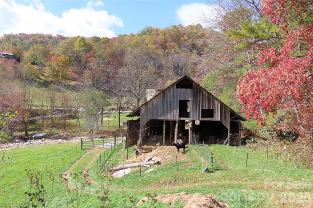 1422 Middle Fork Road, Hendersonville, NC 28792