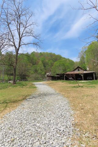 1422 Middle Fork Road, Hendersonville, NC 28792