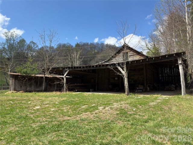 1422 Middle Fork Road, Hendersonville, NC 28792