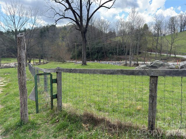 1422 Middle Fork Road, Hendersonville, NC 28792
