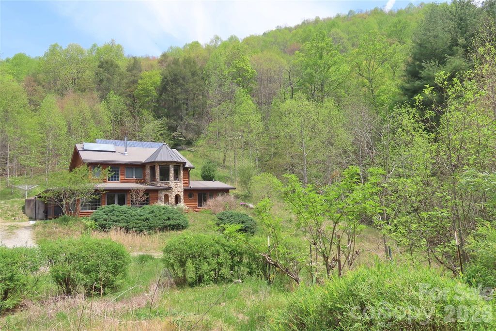 1422 Middle Fork Road, Hendersonville, NC 28792
