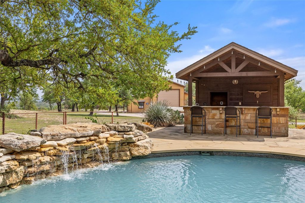 101 Crooked Oak LN, Round Mountain, TX 78663
