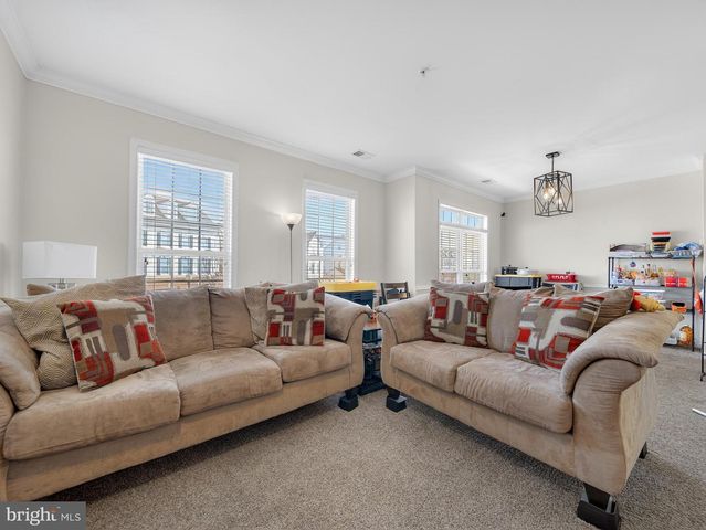 6827 HAMPTON BAY LN, Gainesville, VA 20155