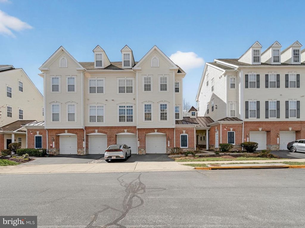 6827 HAMPTON BAY LN, Gainesville, VA 20155