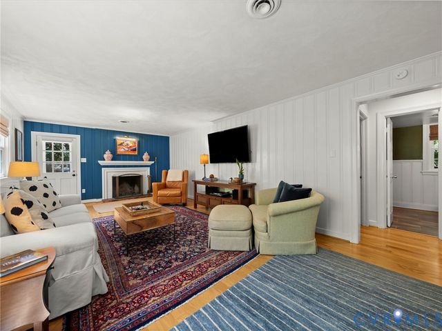 222 E Brook Run Dr, Richmond, VA 23238