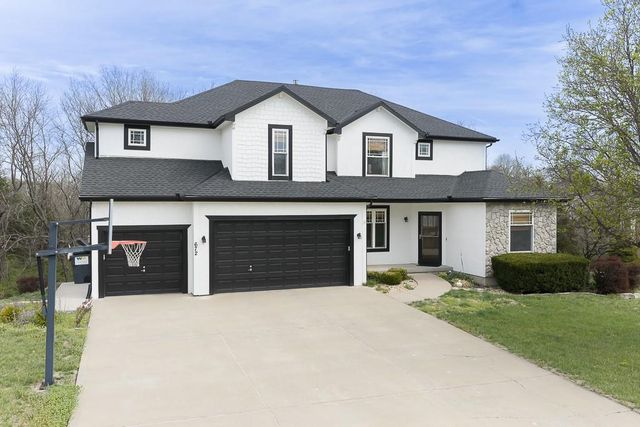 672 Everly Court, Lansing, KS 66043