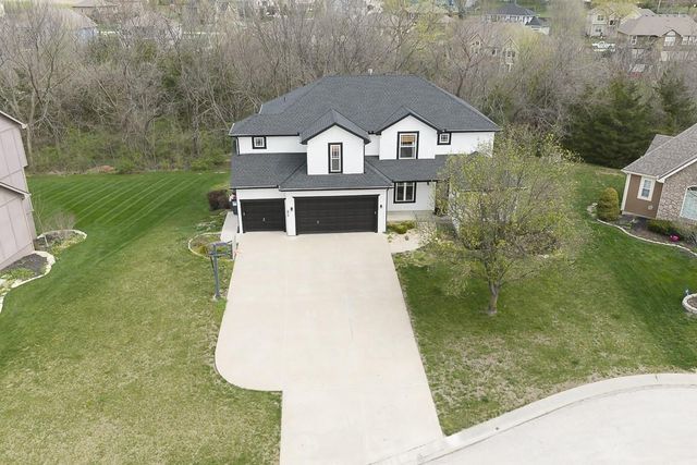 672 Everly Court, Lansing, KS 66043