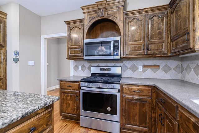 672 Everly Court, Lansing, KS 66043