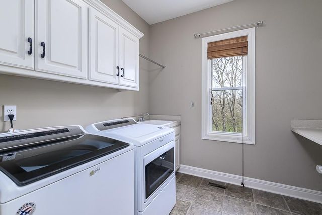 672 Everly Court, Lansing, KS 66043