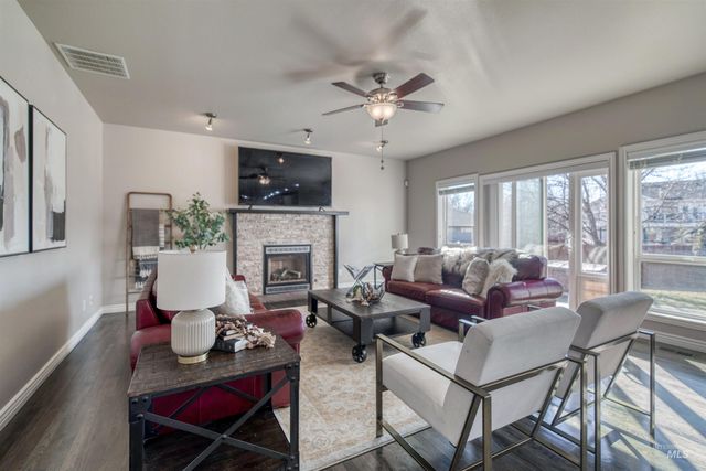 85 S Vandries Ave, Eagle, ID 83616