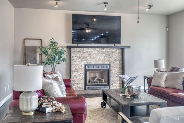 85 S Vandries Ave, Eagle, ID 83616