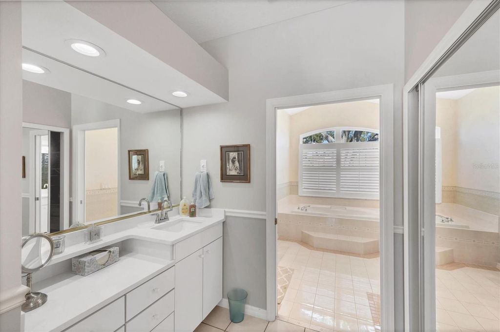 Image 14 of property listing at 8684 WOODBRIAR DRIVE, Sarasota, FL 34238