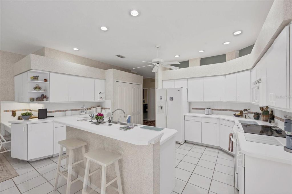 Image 8 of property listing at 8684 WOODBRIAR DRIVE, Sarasota, FL 34238