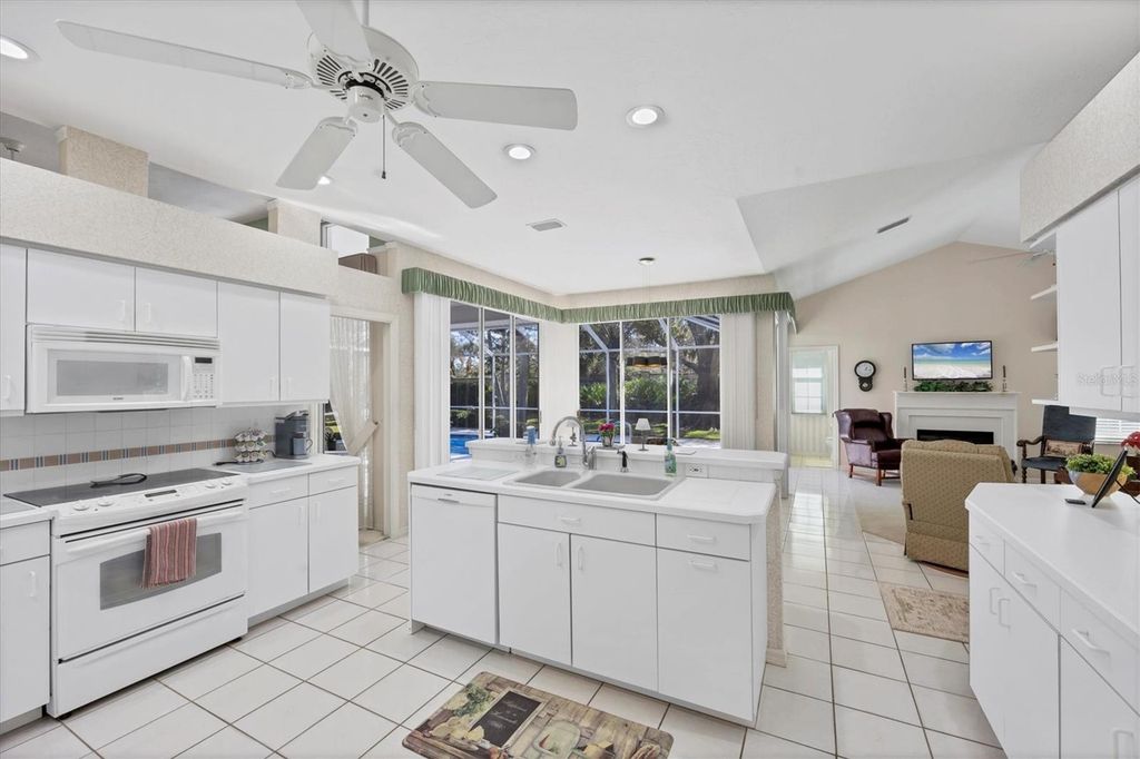 Image 9 of property listing at 8684 WOODBRIAR DRIVE, Sarasota, FL 34238