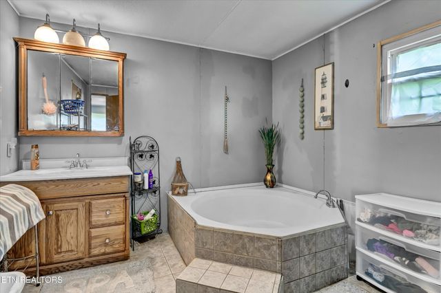125 Loggers Lane, Clinton, TN 37716