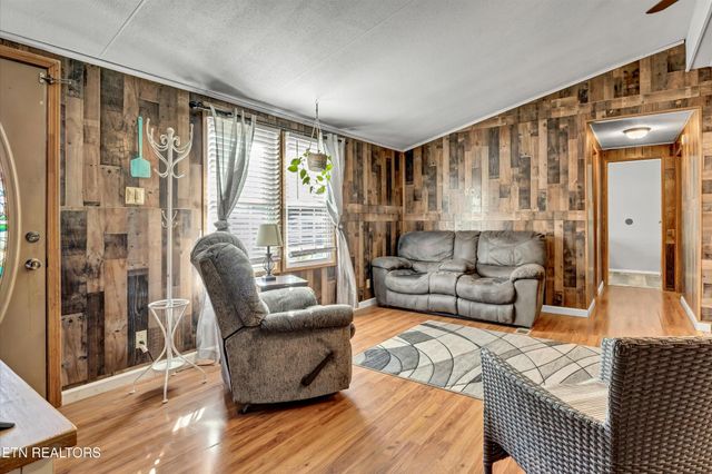 125 Loggers Lane, Clinton, TN 37716