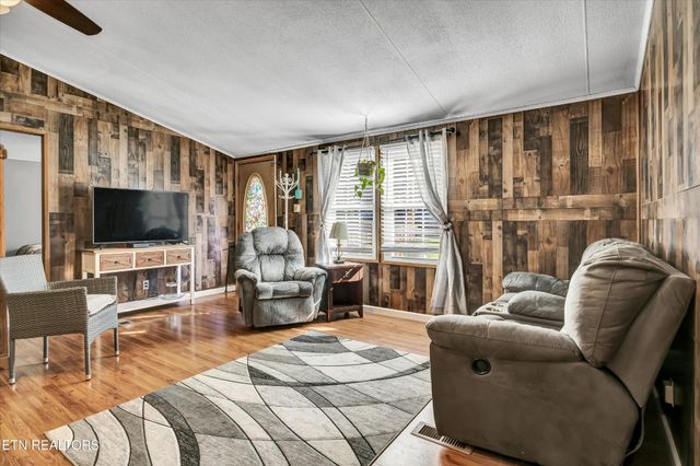125 Loggers Lane, Clinton, TN 37716