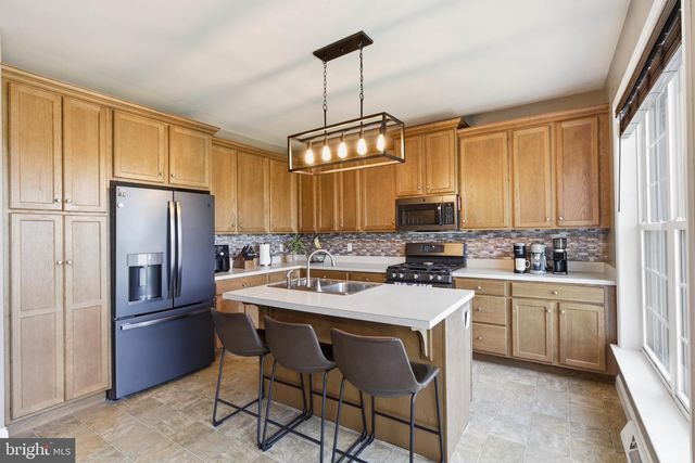207 LAKESIDE XING, Mount Joy, PA 17552