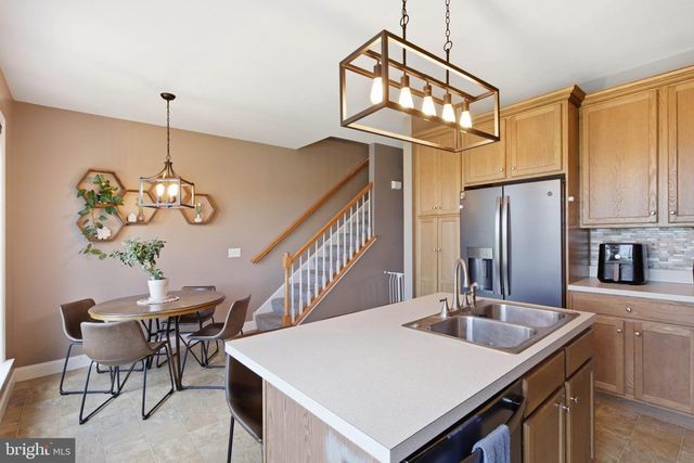 207 LAKESIDE XING, Mount Joy, PA 17552