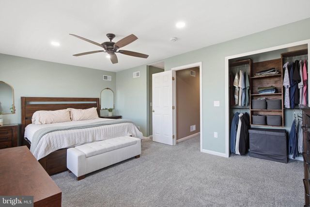 207 LAKESIDE XING, Mount Joy, PA 17552