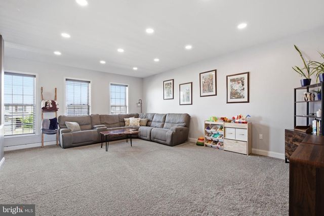 207 LAKESIDE XING, Mount Joy, PA 17552