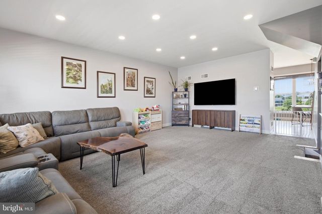 207 LAKESIDE XING, Mount Joy, PA 17552